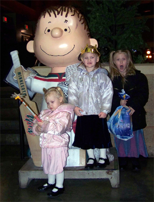the girls with a Linus statue