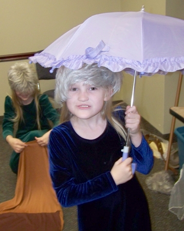Rosa with a wig and umbrella